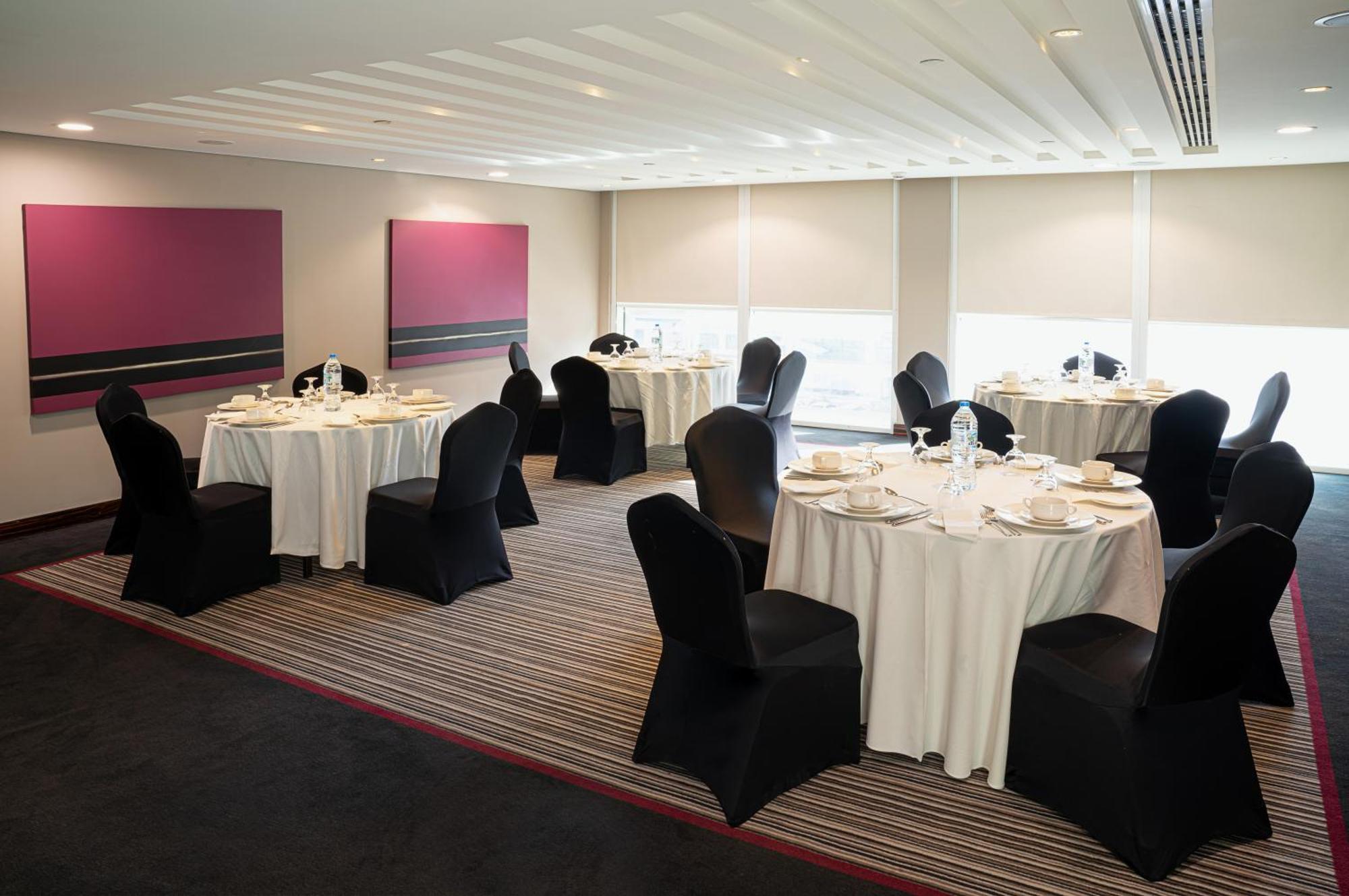 Centro Al Manhal By Rotana Hotel 3*